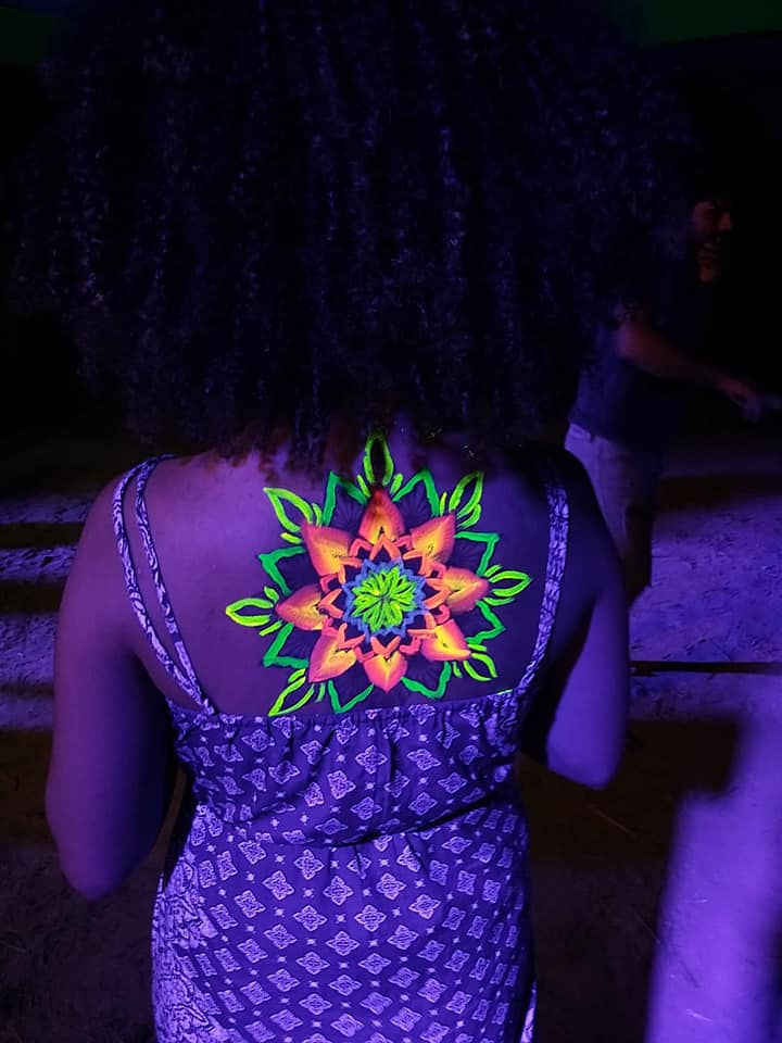 ציור פולמון זוהר בתאורת אולטרה סגול